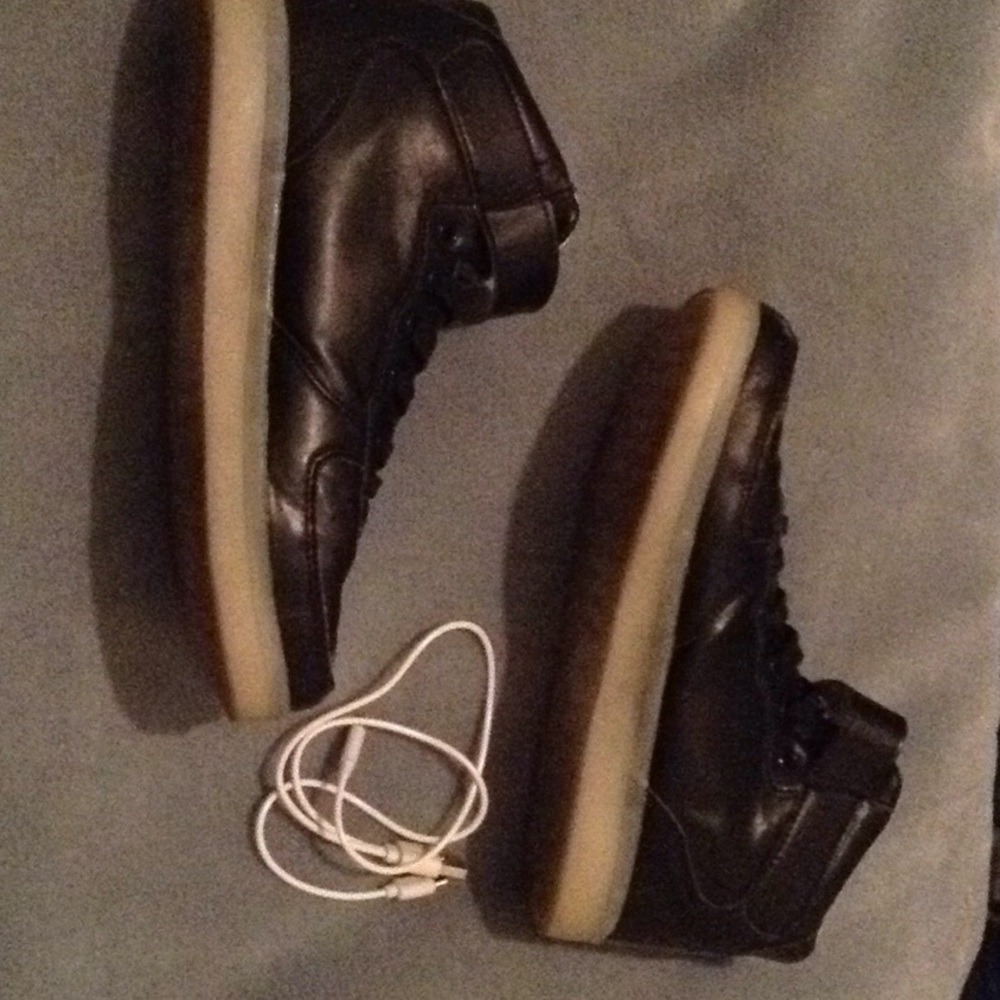 Led light up shoes with charger
